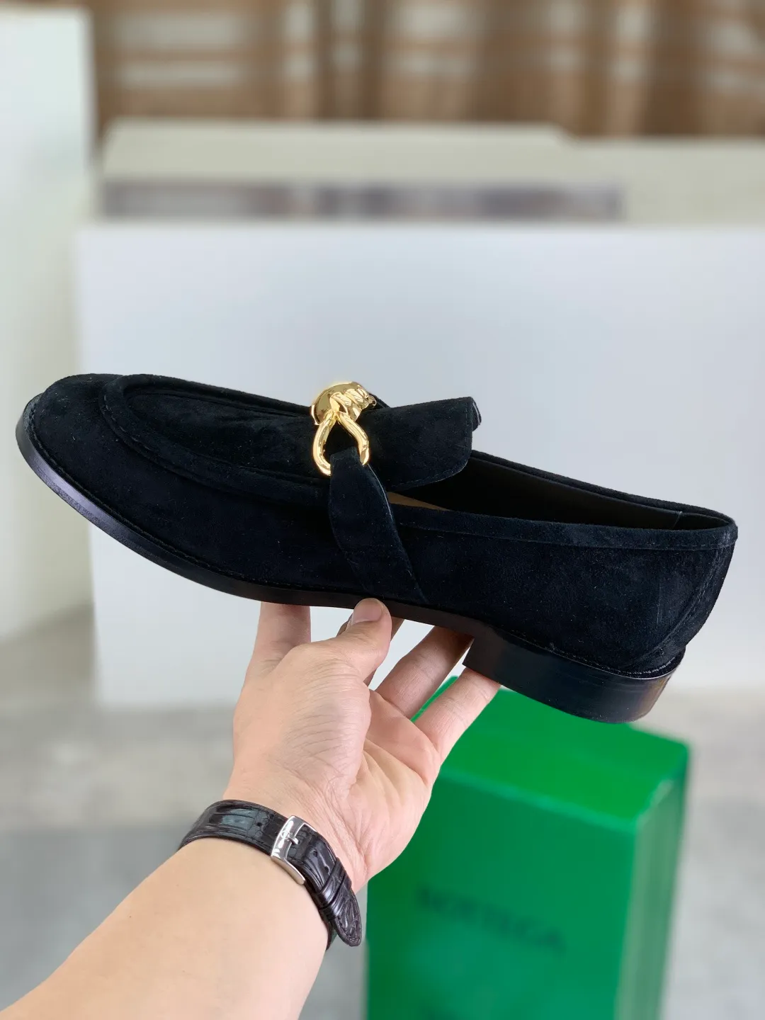 Men's shoes 💰P820 [New model] (genuine leather outsole) water-dyed cow lining 💰High-quality business couple leather shoes 💎💎💎 BOTTEGA VENETA official website synchronizes the latest top version of BV in the market, accept material comparison, shoe type comparison, process comparison, practical and textured, versatile and suitable for any occasion, the more you look at it, the more flavorful it becomes. Purely hand-knitted craftsmanship - Upper material, calfskin imported from Italy 🇮🇹 - High-quality water-dyed cowhide lining - Original private model customized leather outsole -Size: Female 35-39 (40 ordered) Male 39-44 (38 45 can be customized) Color: Multiple colors available